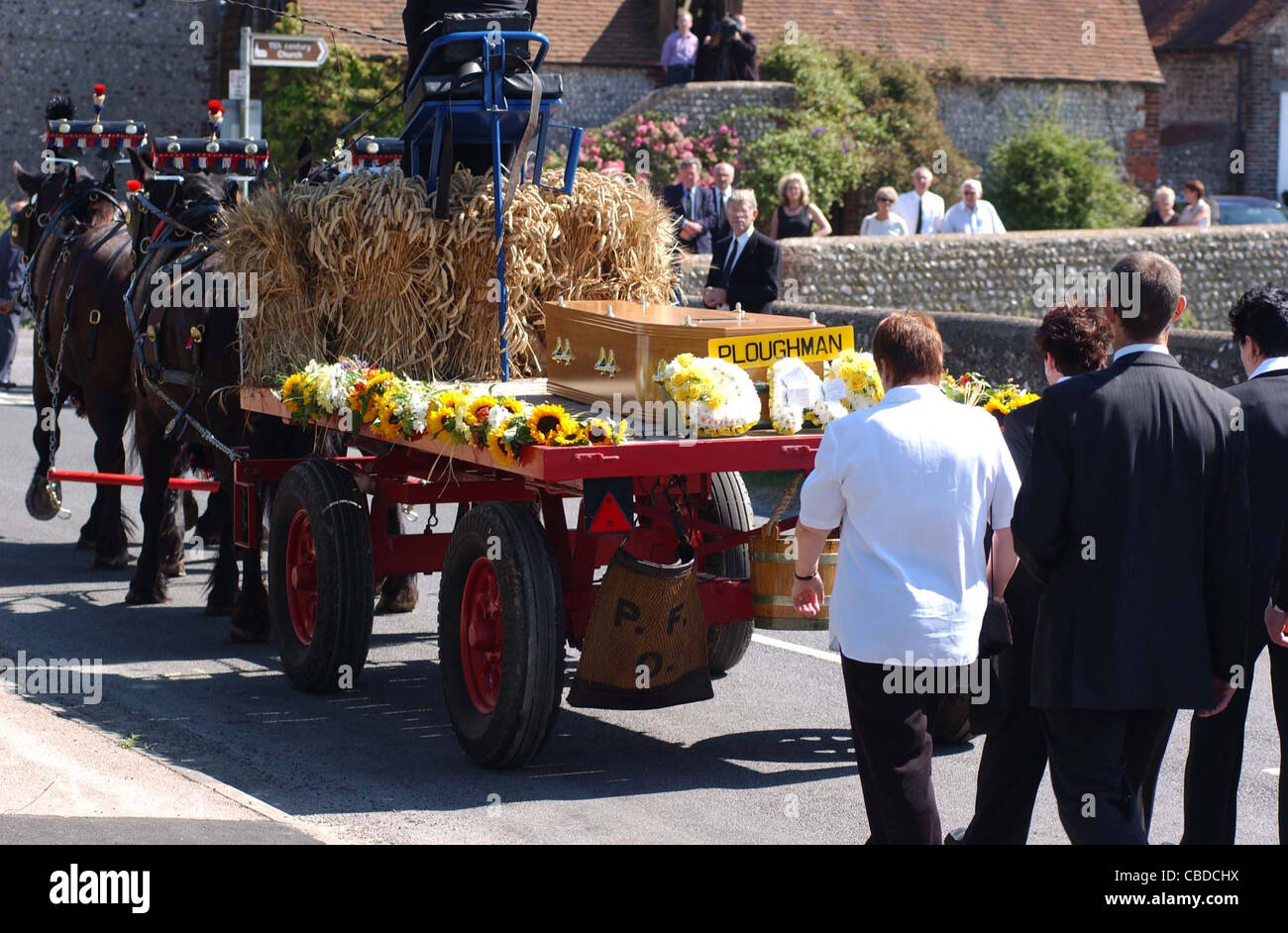 Le cercueil de Ronnie Sayers laisse Bulstrode Ferme de Ovingdean aujourd'hui sur un chariot à cheval suivi par des centaines de villageois Banque D'Images