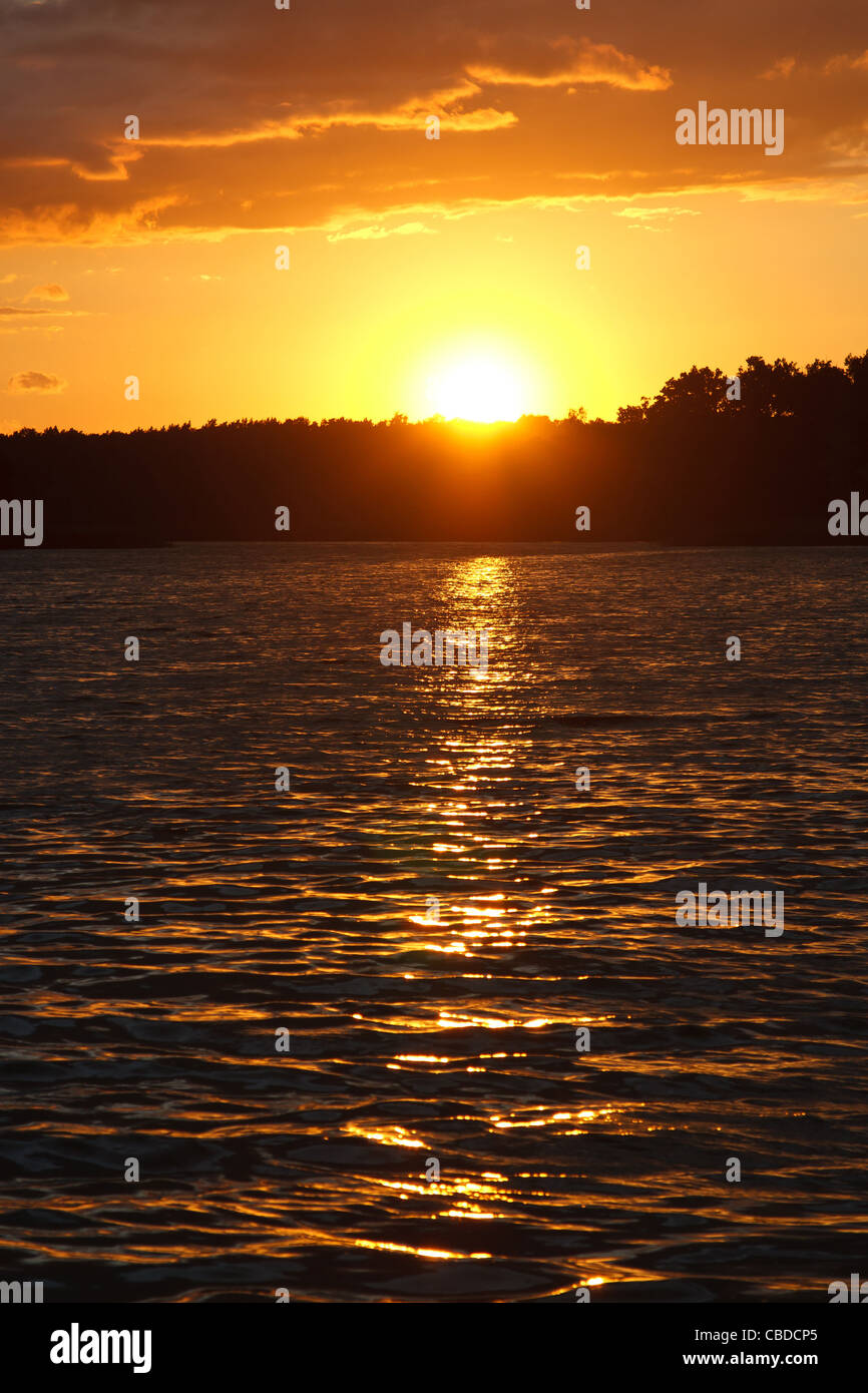 Coucher de soleil sur un lac. Banque D'Images