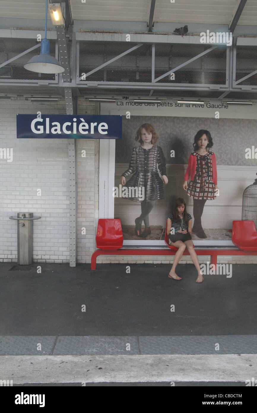 Passager à la station de métro glaciere à paris france Photo Stock Alamy