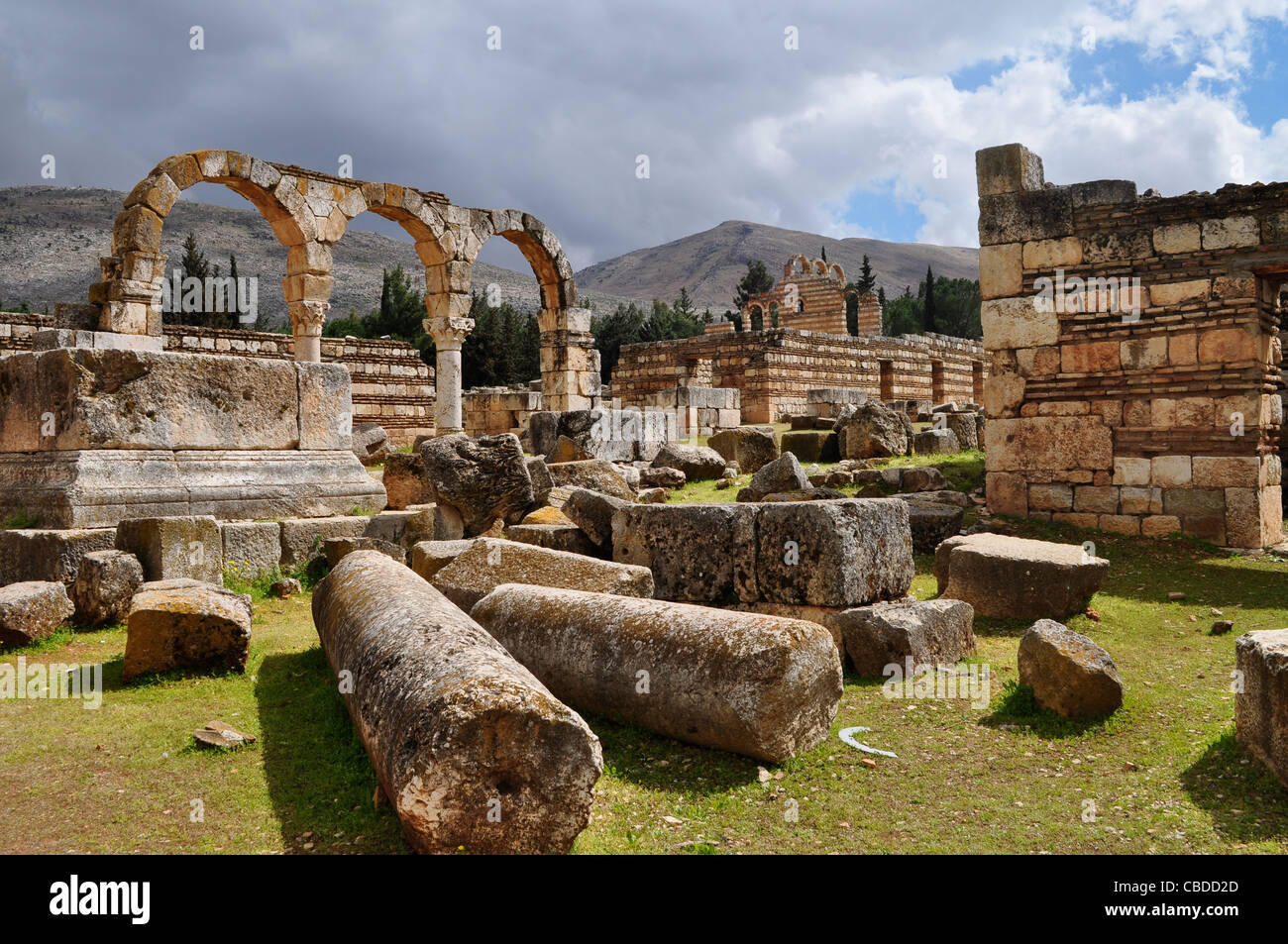 L'ancienne ville omeyyade ruines à Anjar. Construit en règle musulmane c. Avec AD 705-15 détails hellénistique et romain. Au-delà de la nouvelle ville arménienne Banque D'Images