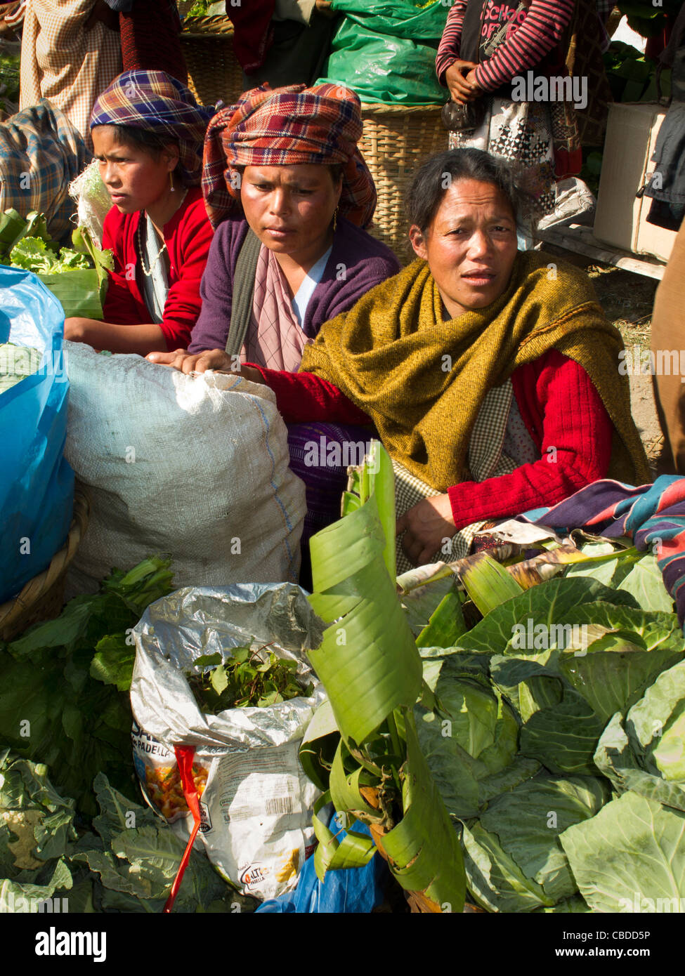 L'Inde, Meghalaya, Jaintia Hills, Ummulong Khasie Bazar, quatre femmes en costume traditionnel Banque D'Images