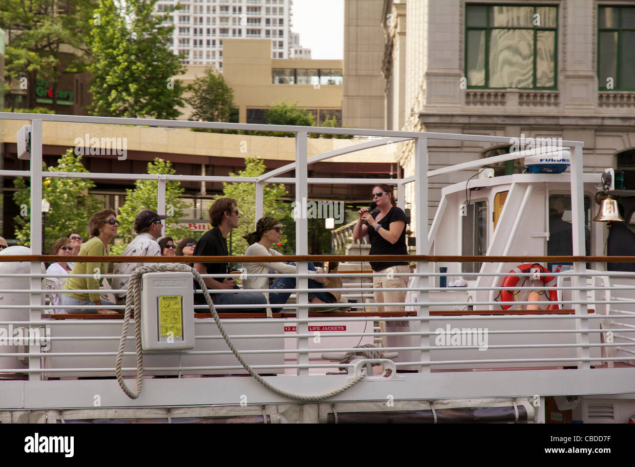 Tour guide expliquant l'architecture de Chicago sur le bateau d'excursion Banque D'Images