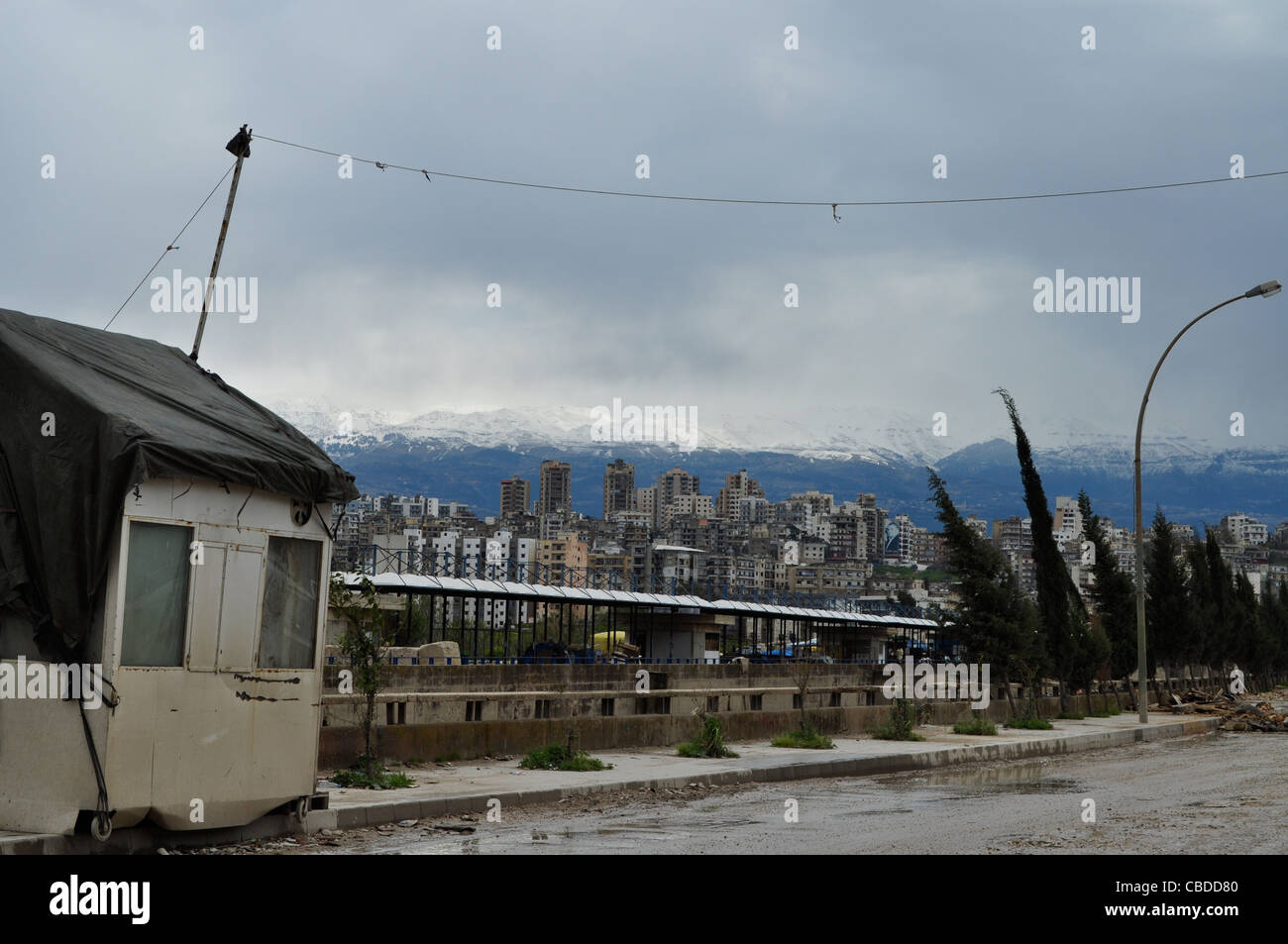 Tripoli (Trablous, nord du Liban. La plate-forme ferroviaire près du camp de réfugiés palestiniens de Beddawi, Al Minié, montagnes de Bcharré au-delà. Banque D'Images