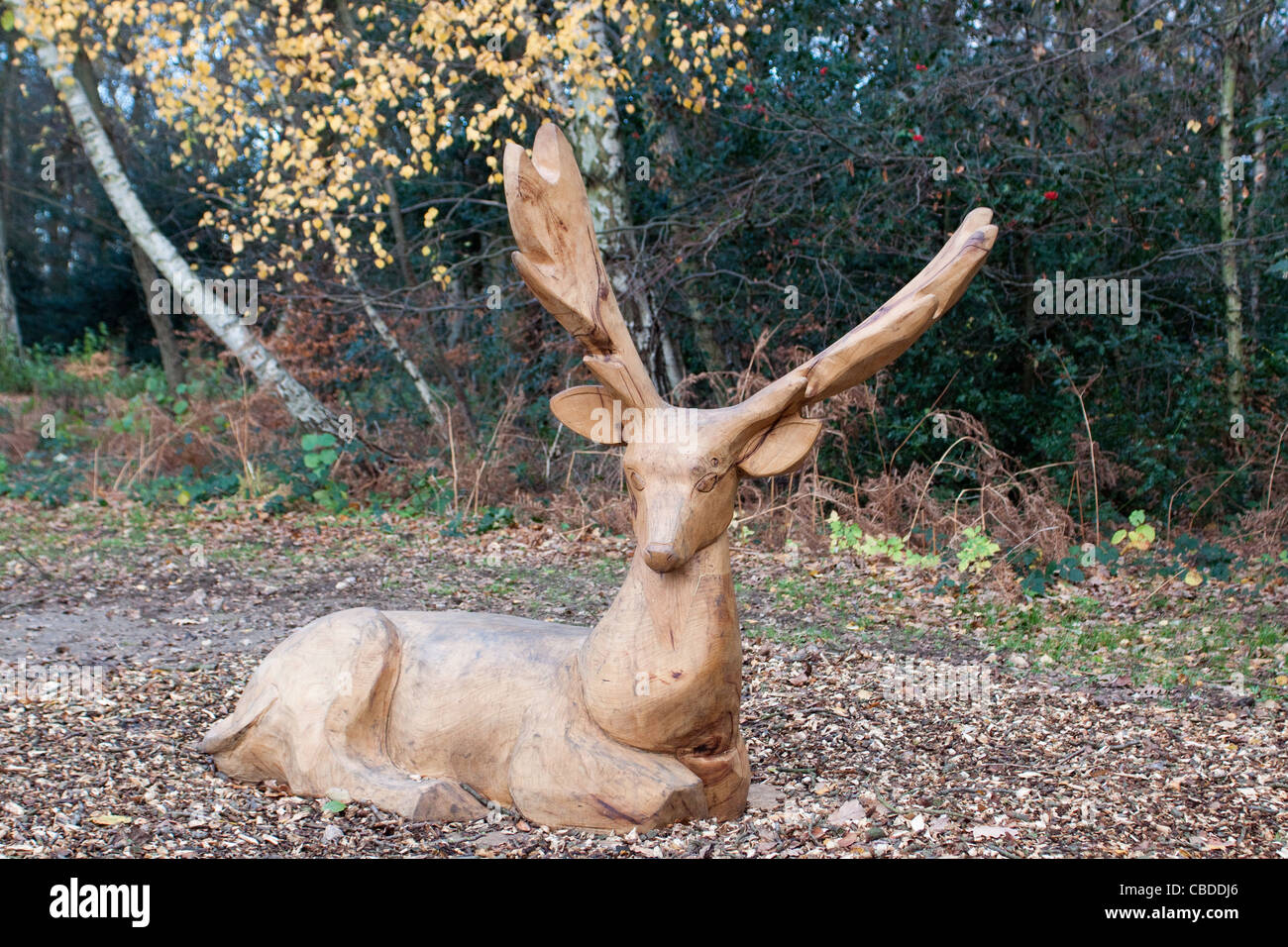 Cerf en bois sculpté sculpture à Savernake Park, Bracknell Banque D'Images