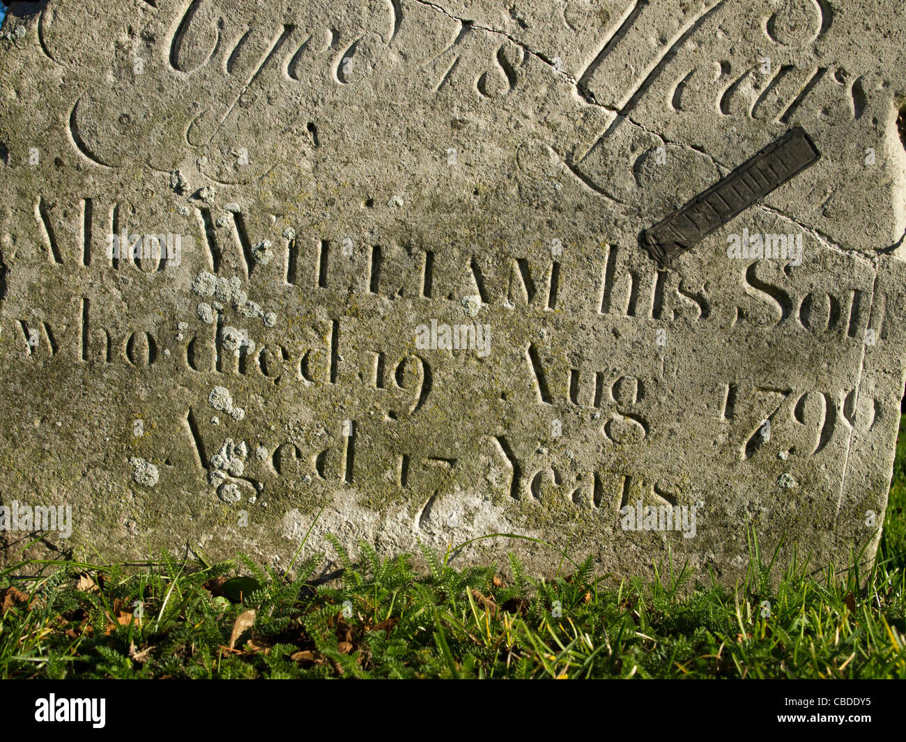 Une pierre tombale portant les mots "aussi William, son fils, qui est mort 19 août 1790 age 17 ans'. Banque D'Images