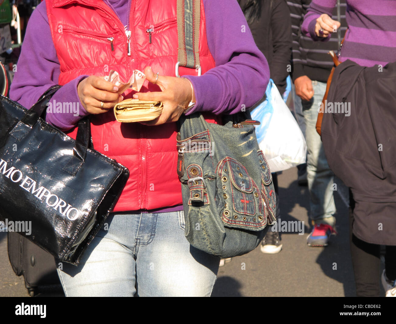 Avec des sacs de shopping à Rome, Italie Banque D'Images