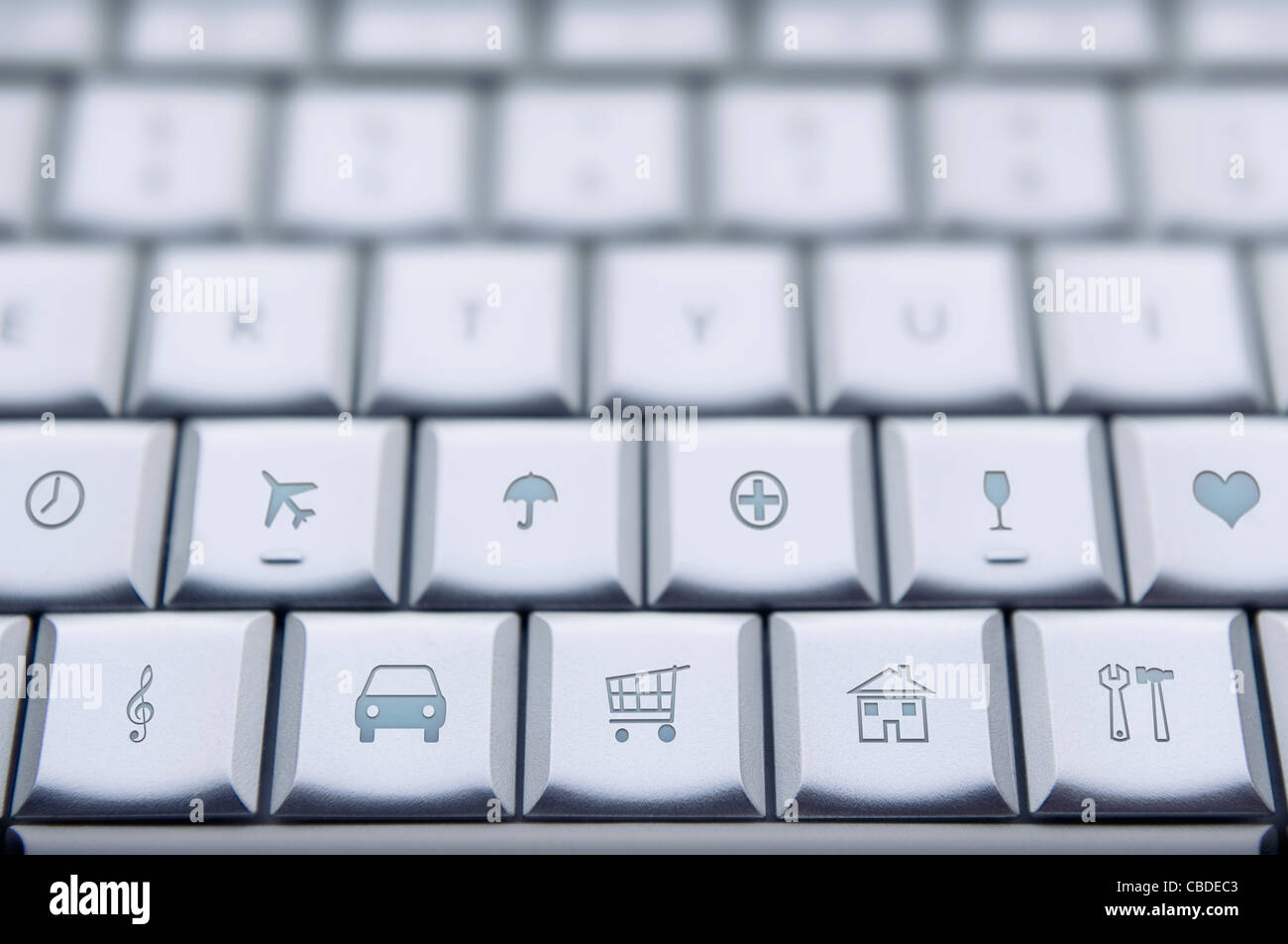 Détail d'un clavier d'ordinateur portable avec des symboles d'activités  quotidiennes sur les touches Photo Stock - Alamy