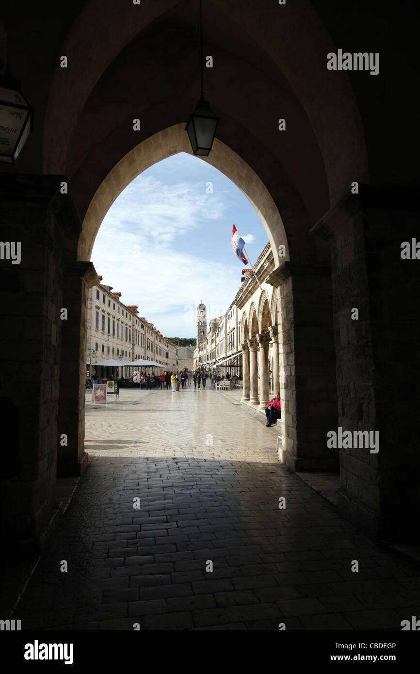 Porte intérieure EN VERTU DE CLOCHER LA VIEILLE VILLE DE DUBROVNIK CROATIE 08 Octobre 2011 Banque D'Images