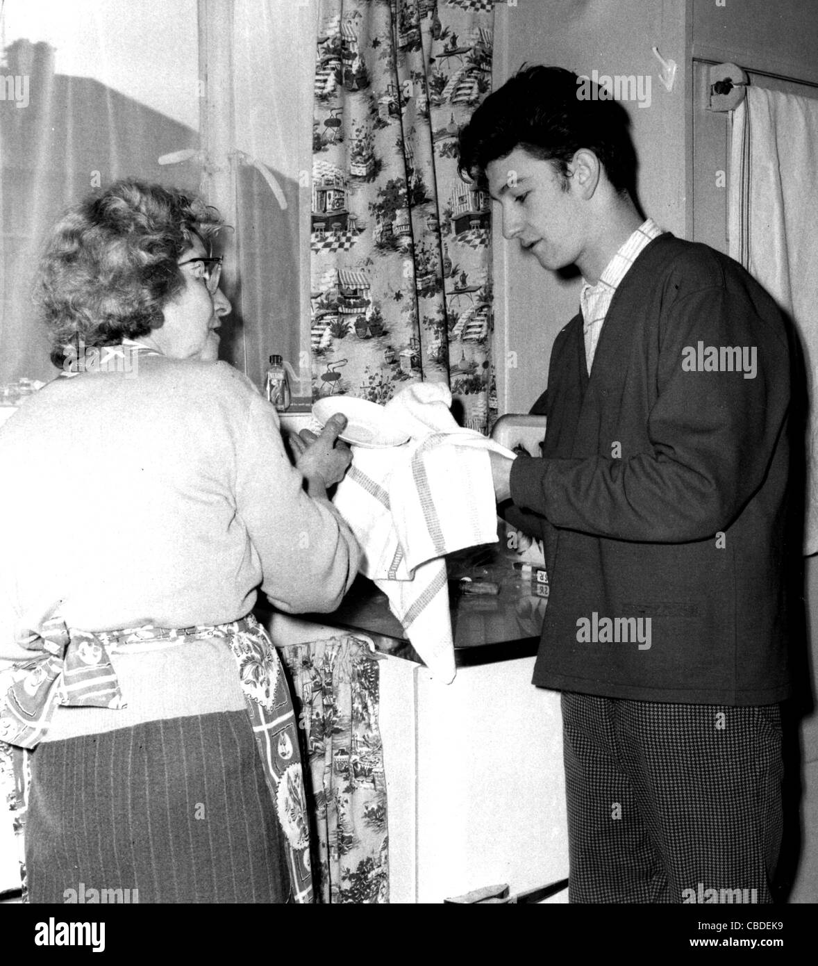 DUFFY POWER UK blues et rock singer à son accueil à propos 1959 Fulham avec sa mère Banque D'Images