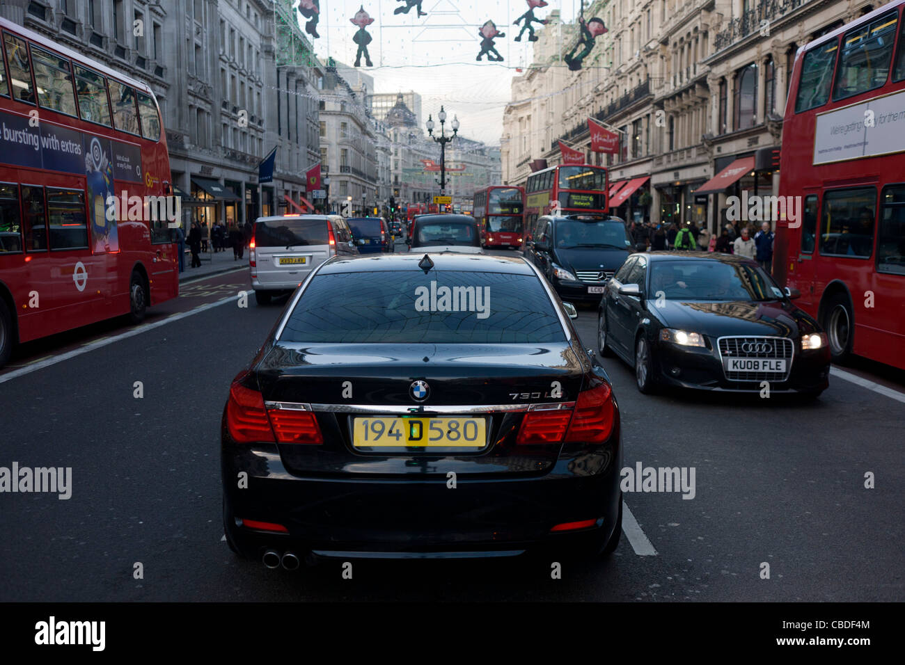 Une voiture diplomatique BMW noire est stationnée illégalement au milieu voie taxis normalement réservée pour les taxis de Londres. Banque D'Images