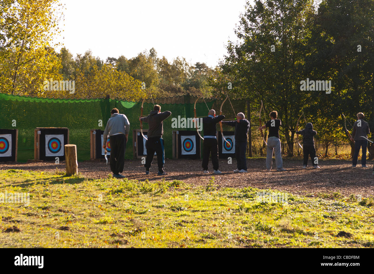 Un groupe de personnes faisant du tir à l'arc à Center Parcs dans Elveden près de Thetford , Angleterre , Angleterre , Royaume-Uni Banque D'Images