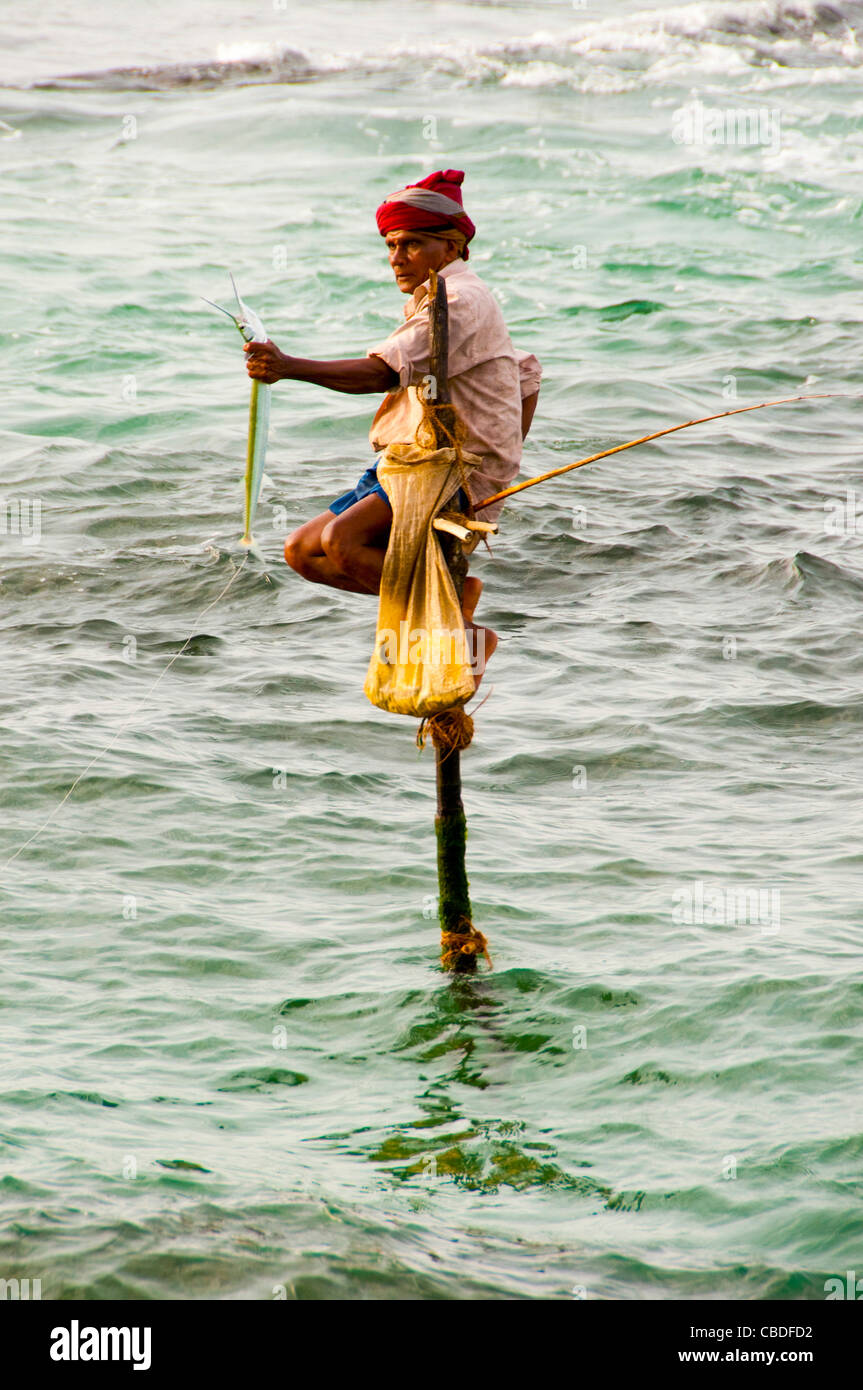 Sri Lanka, Dalawella, de l'Océan Indien, les pêcheurs (MR) Pôle Banque D'Images