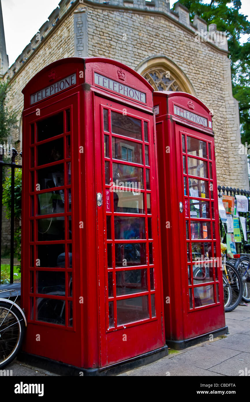 2 boîte de téléphone rouge en face du stand d'une ancienne église à Cambridge UK. Banque D'Images