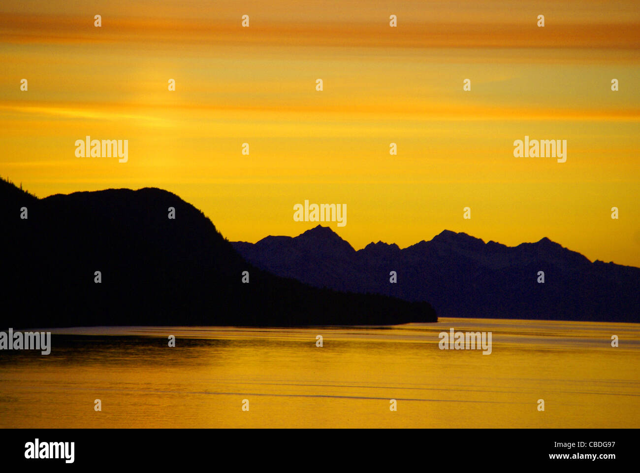 Les montagnes et la mer - coucher de soleil & alpineglow, Lynn Canal, Alaska Banque D'Images