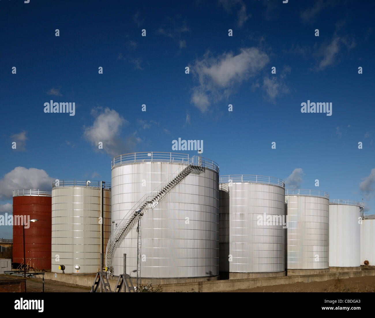 Les silos de stockage d'huile. Banque D'Images
