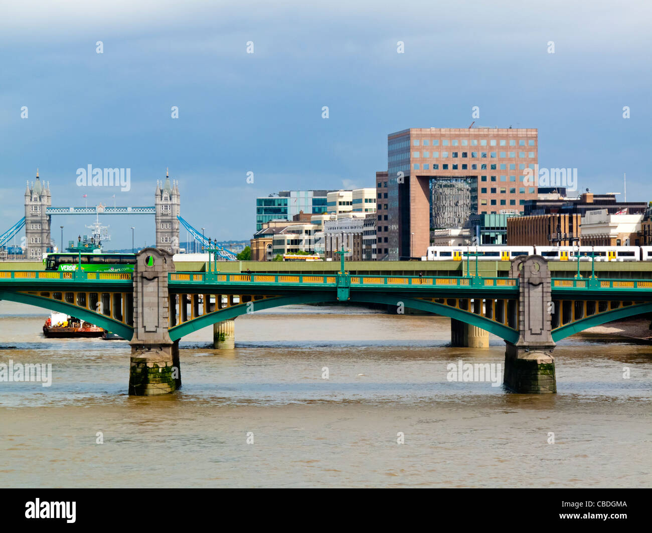 Vue sur la Tamise à Londres Angleterre Royaume-uni à est vers Southwark Bridge avec le Tower Bridge visible dans la distance Banque D'Images Vue sur la Tamise à Londres Angleterre Royaume-uni à est vers Southwark Bridge avec le Tower Bridge visible dans la distance Banque D'Images