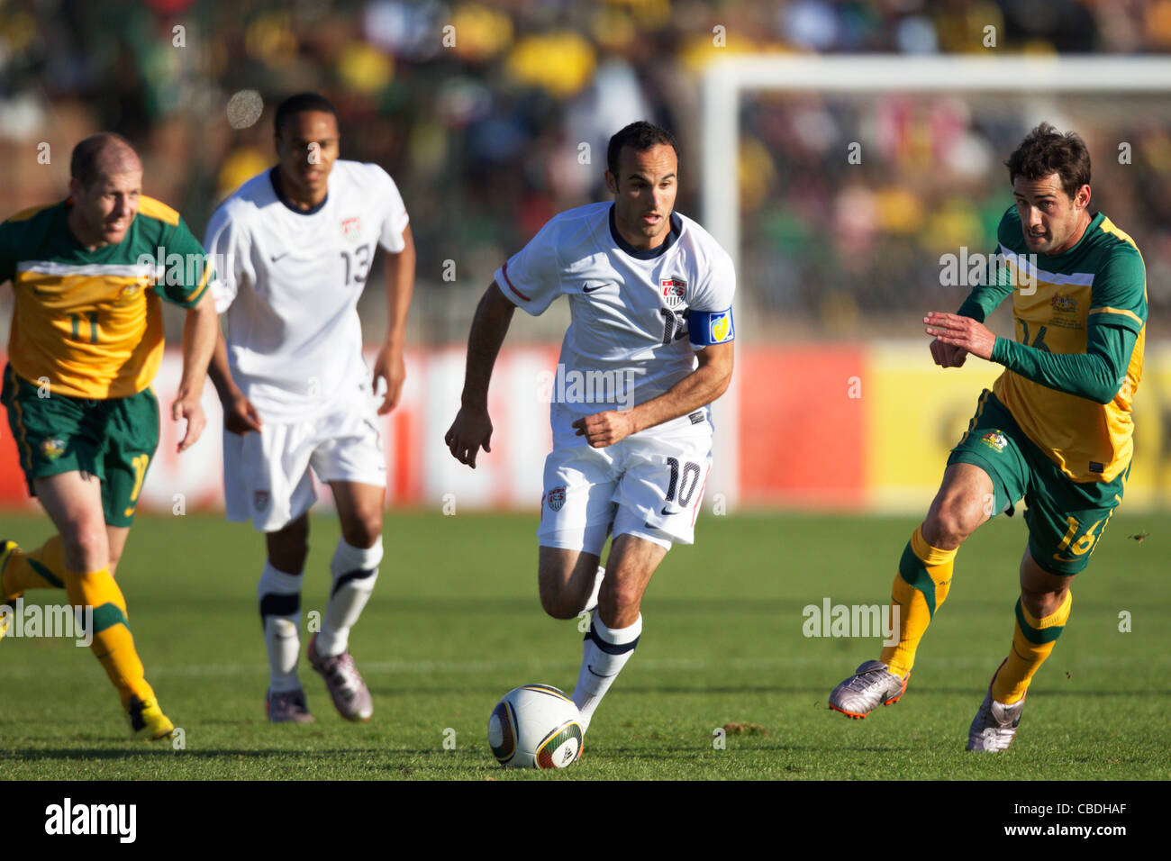 Landon Donovan de l'USA entraîne le ballon de soccer international lors d'un match amical contre l'Australie avant la Coupe du Monde 2010. Banque D'Images