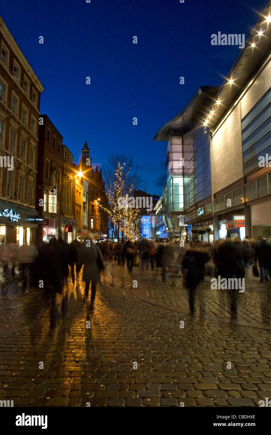 Les acheteurs de Noël près de l'Arndale Centre sur Market Street Manchester City Centre Banque D'Images