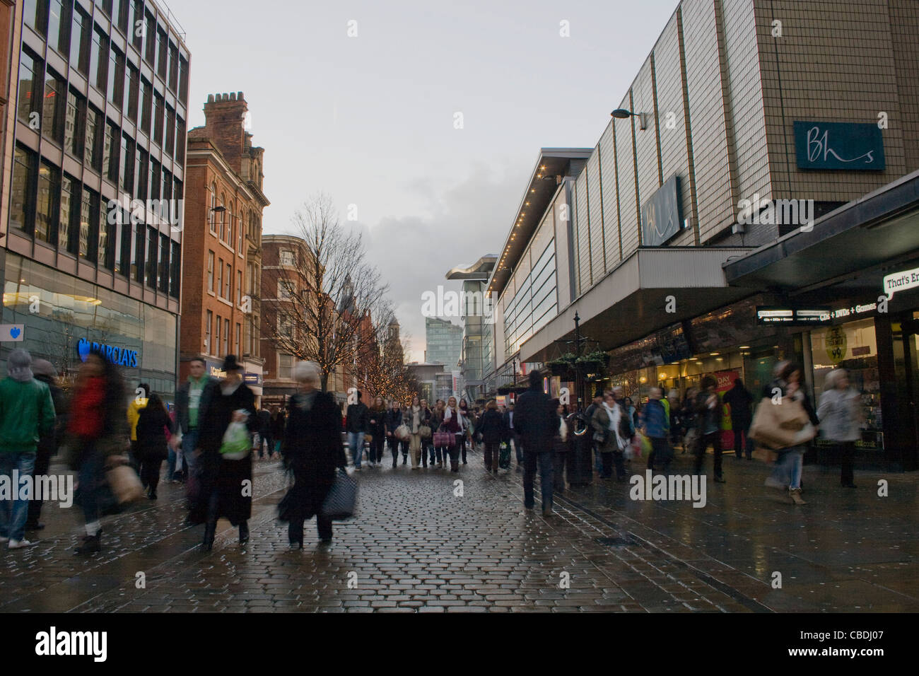 Les acheteurs de Noël près de l'Arndale Centre sur Market Street Manchester City Centre Banque D'Images