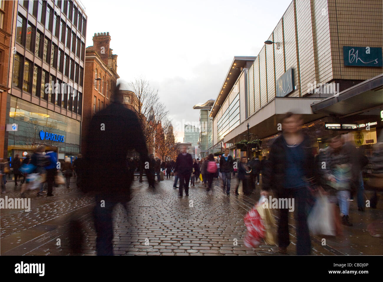 Les acheteurs de Noël près de l'Arndale Centre sur Market Street Manchester City Centre Banque D'Images