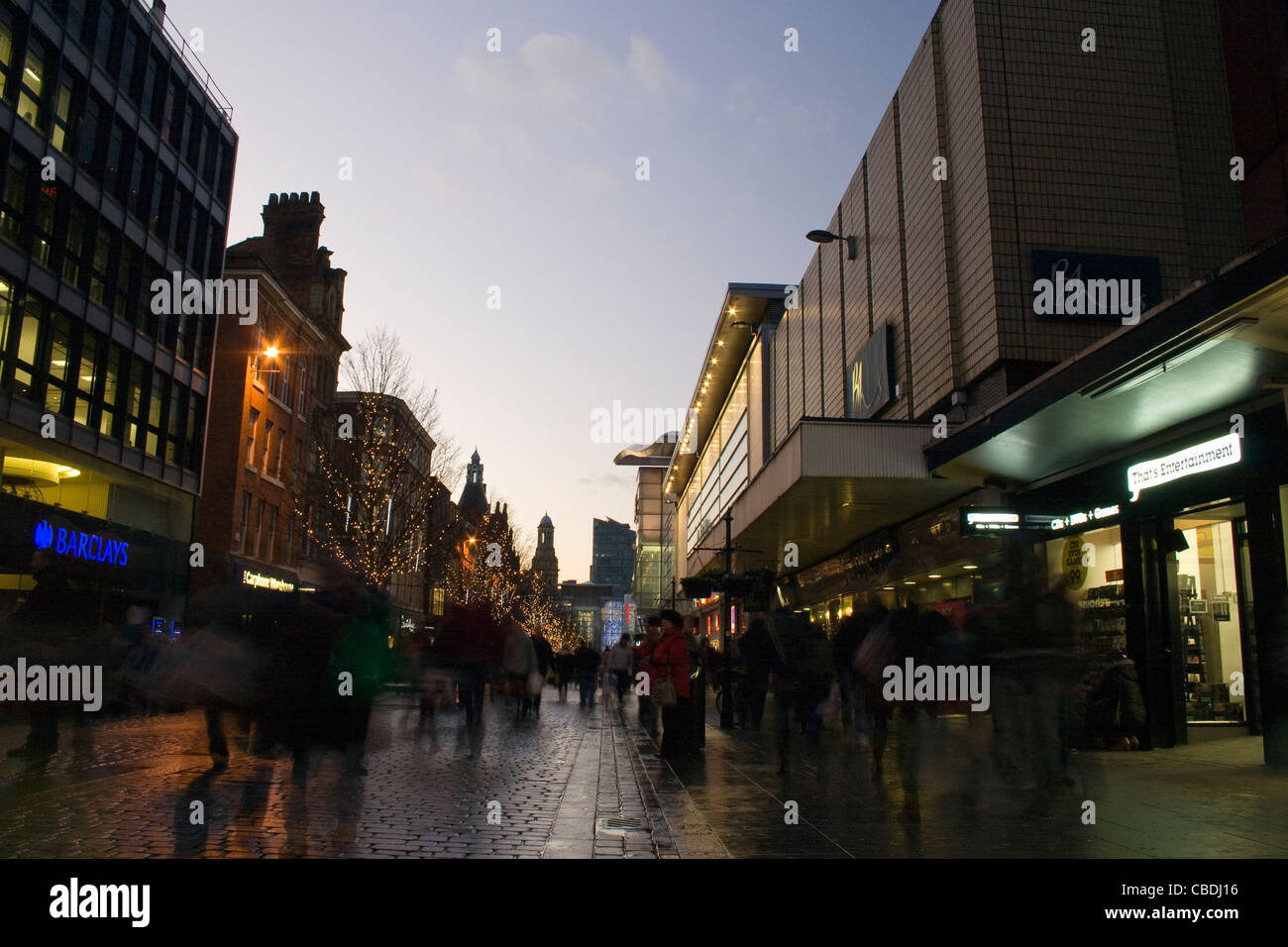 Les acheteurs de Noël près de l'Arndale Centre sur Market Street Manchester City Centre Banque D'Images