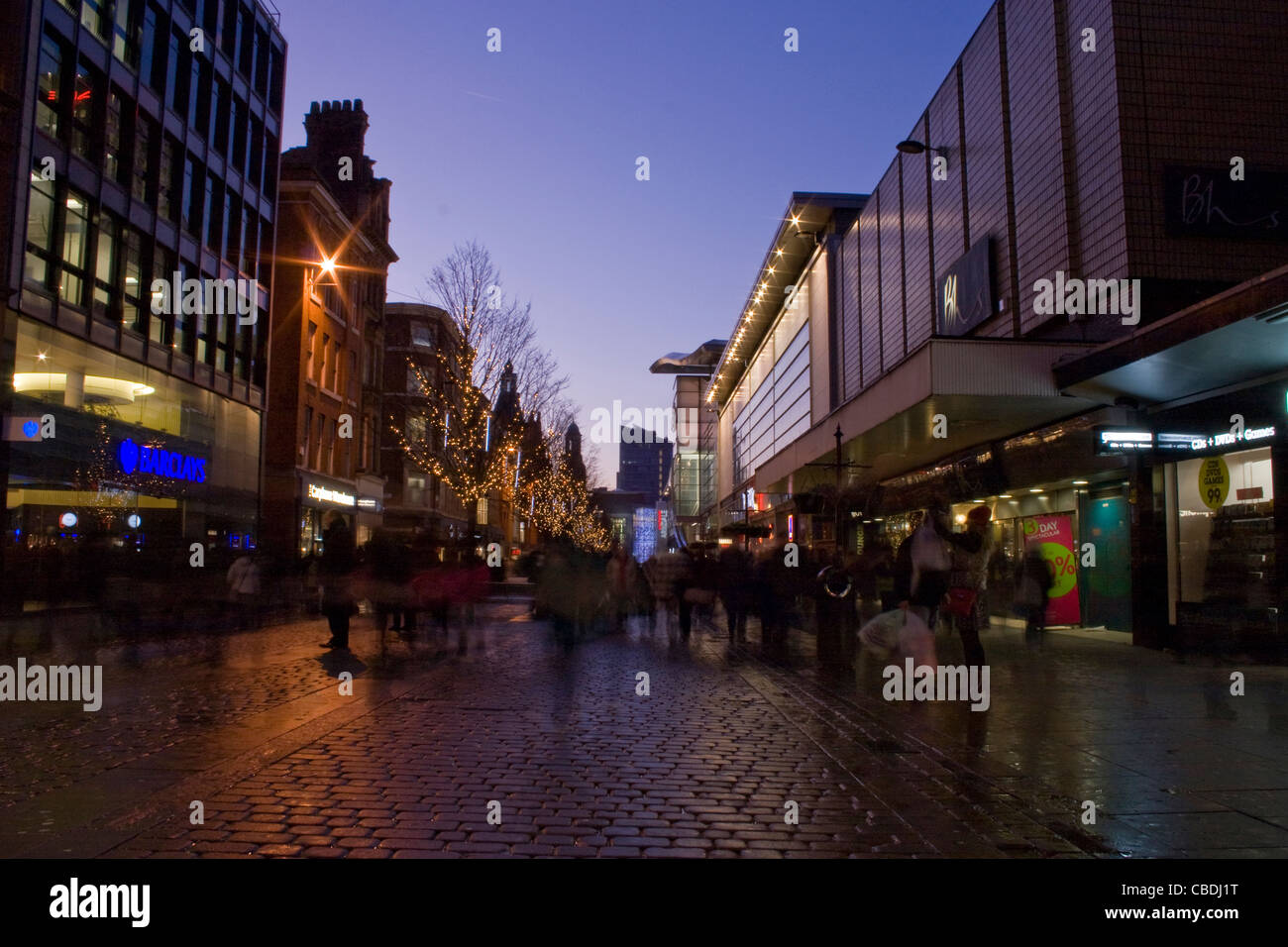 Les acheteurs de Noël près de l'Arndale Centre sur Market Street Manchester City Centre Banque D'Images