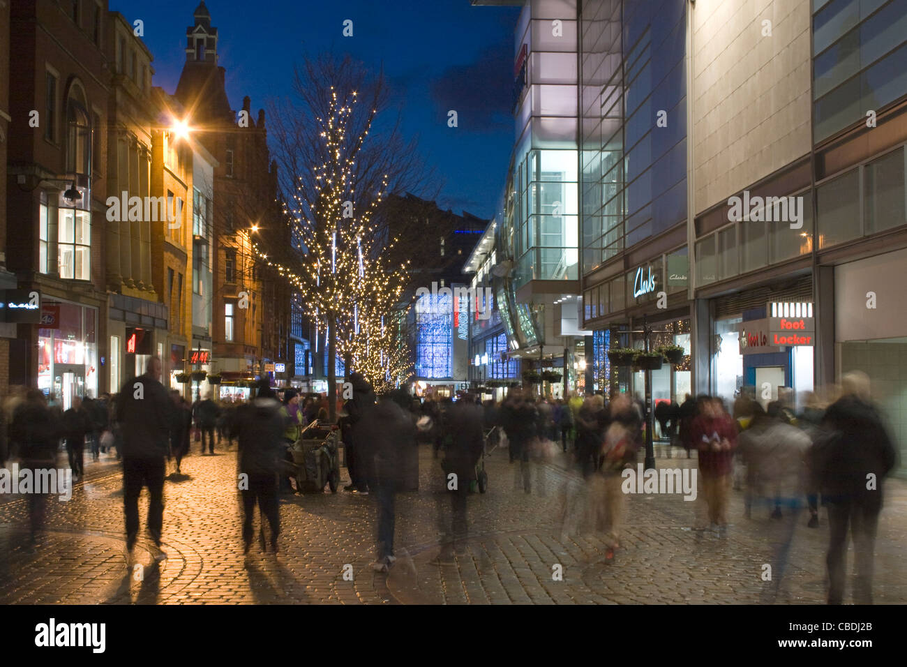 Les acheteurs de Noël Shopping l'achat présente près de l'Arndale Centre sur Market Street dans le centre-ville de Manchester UK Banque D'Images