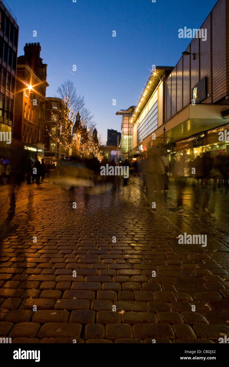 High Street Shopping Shopping de Noël près de l'Arndale Centre sur Market Street dans le centre-ville de Manchester England UK Banque D'Images