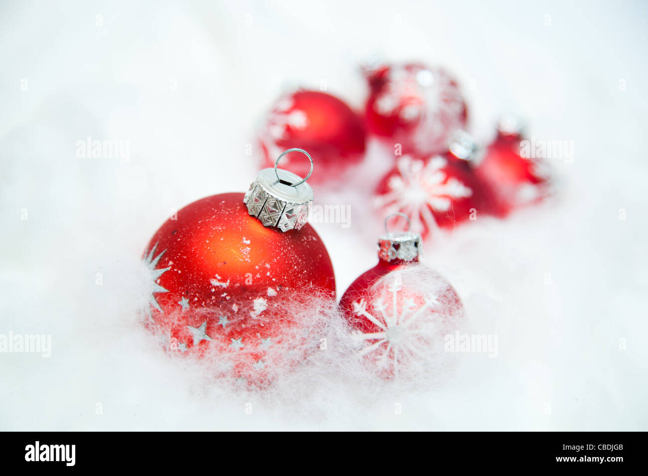 Fond de Noël, décorations babiole sur un faux fond neigeux Banque D'Images