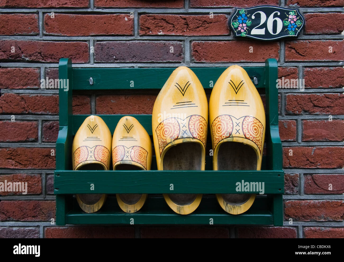 Rack de stockage avec des chaussures en bois à côté de Dutch porte Banque D'Images