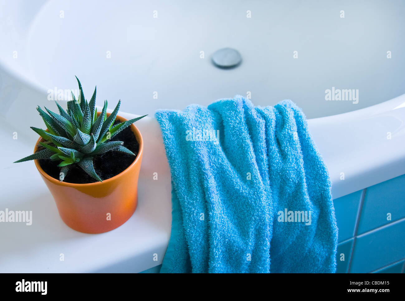 Détail d'une salle de bains privative avec sèche-serviettes en blanc, orange et bleu azure Banque D'Images