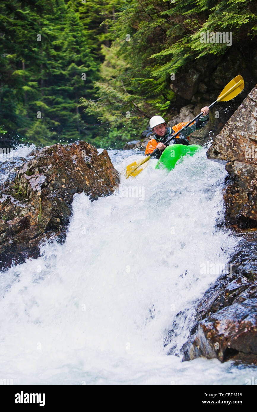 Un homme kayak une série de petites chutes d'eau, rivière Snoqualmie (branche sud), Washington, USA. Baisse de la superficie des murs. Banque D'Images