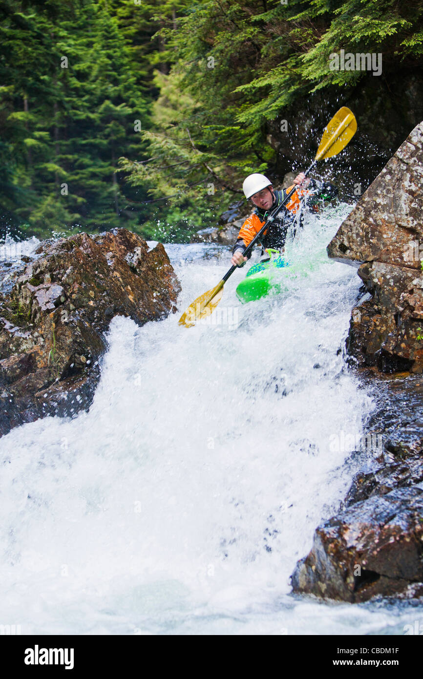 Un homme kayak une série de petites chutes d'eau, rivière Snoqualmie (branche sud), Washington, USA. Baisse de la superficie des murs. Banque D'Images