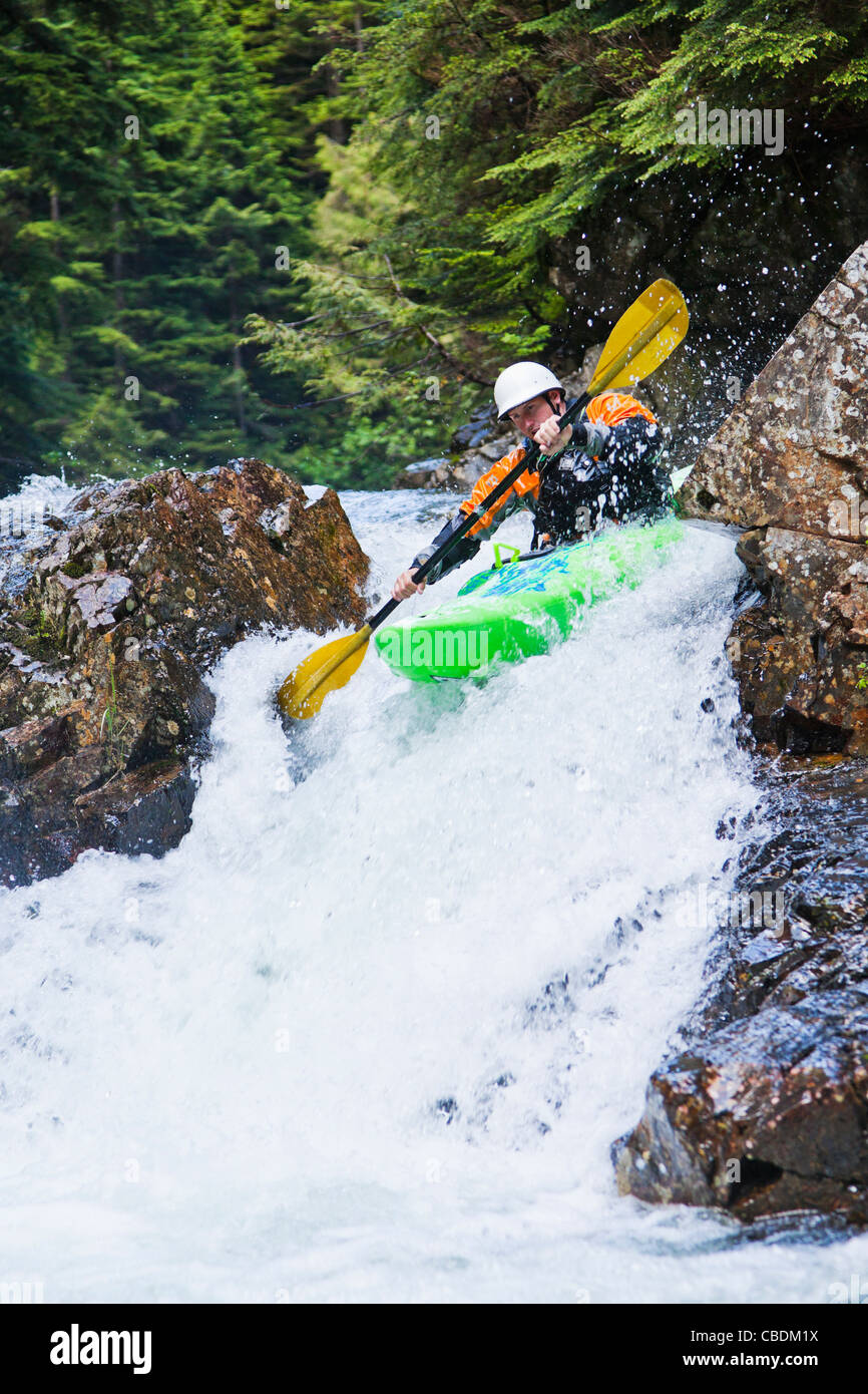 Un homme kayak une série de petites chutes d'eau, rivière Snoqualmie (branche sud), Washington, USA. Baisse de la superficie des murs. Banque D'Images