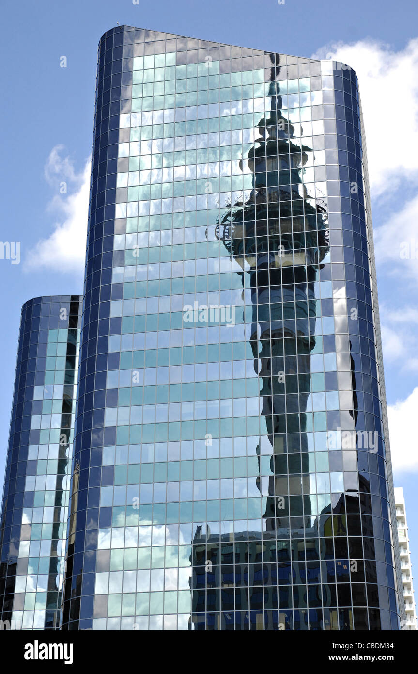 Auckland Sky Tower en réflexion Banque D'Images