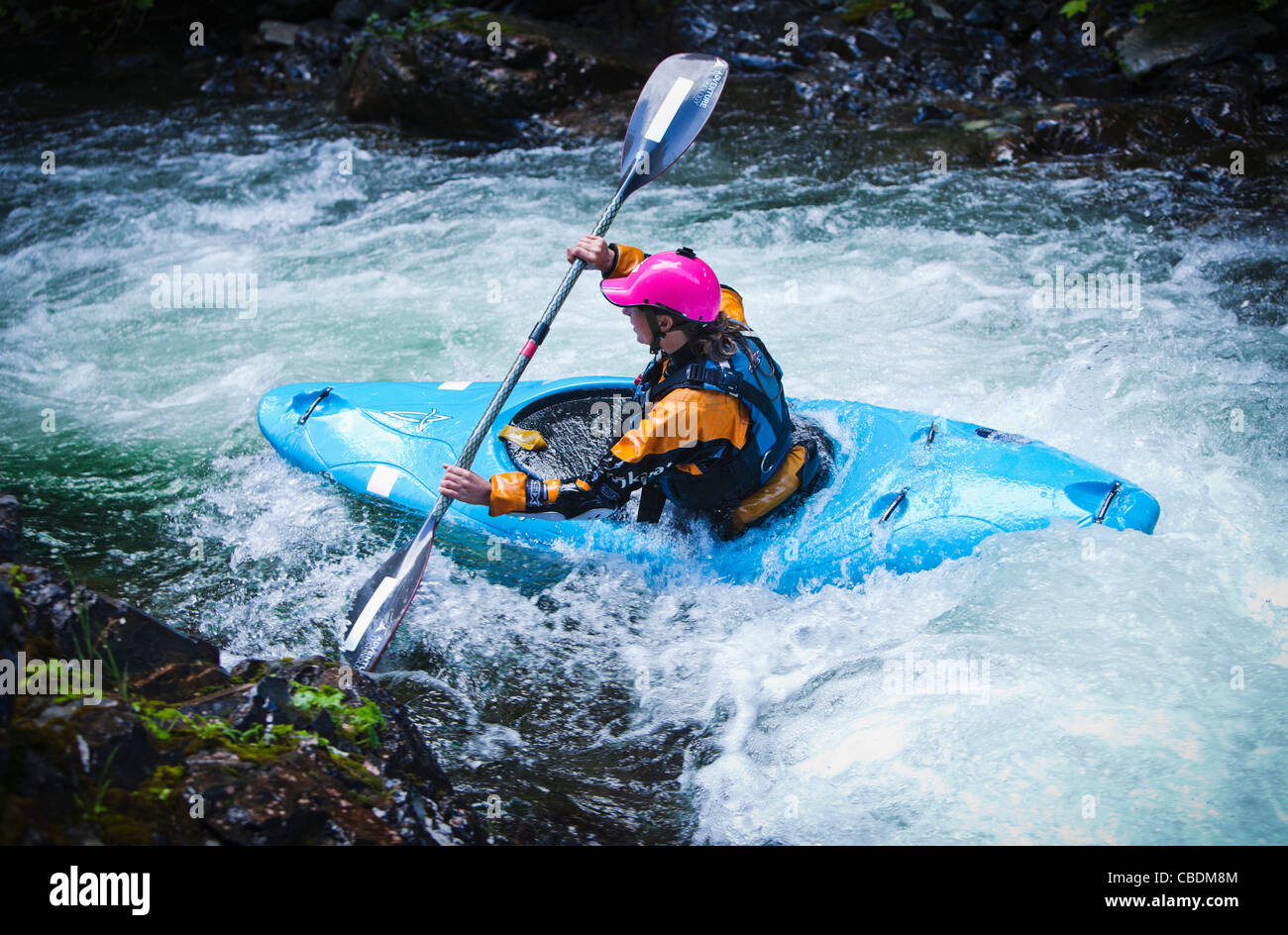 Un kayakiste féminine sur la Snoqualmie river, Washington, USA. Banque D'Images