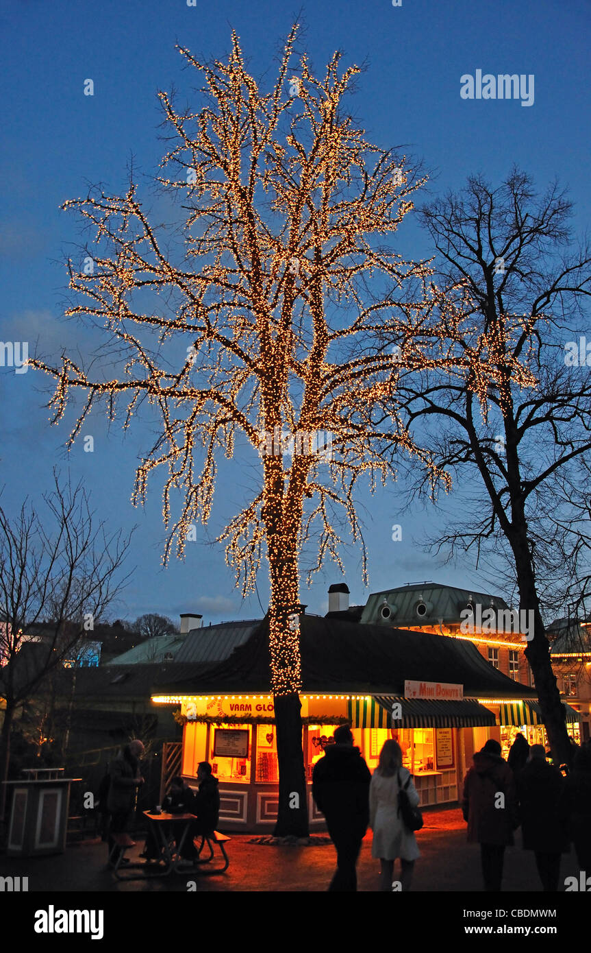 Les étals de marché et fairy lights au Marché de Noël de Liseberg, Göteborg, västergötland & Bohuslän Province, le Royaume de Suède Banque D'Images