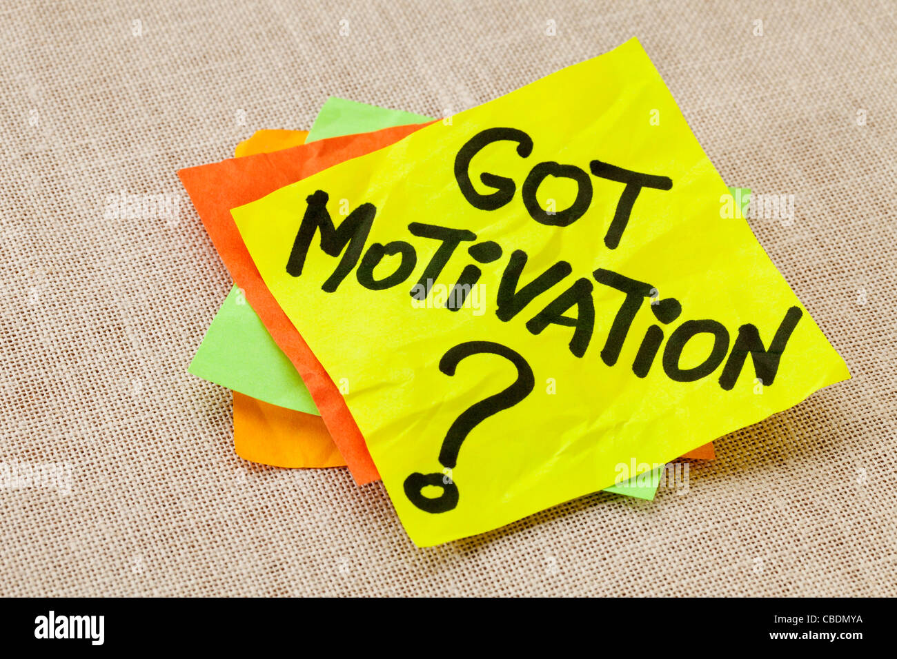 Concept de motivation - motivation - a question de l'écriture sur un post-it jaune contre toile cartonnée Banque D'Images