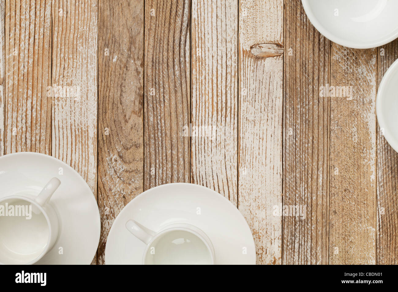 Tasses à café expresso chine blanc et autres Vaisselle sur table en bois peint blanc grunge Banque D'Images