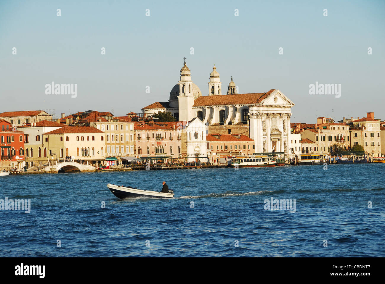 Zattere et l'église de Santa Maria del Rosario vu de l'île de Guidecca dans la lagune de Venise, en Vénétie, Italie Banque D'Images