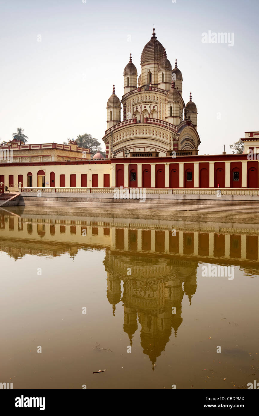 L'Inde, le Bengale occidental, Calcutta, Dakshineswar Kali Temple reflétée dans la piscine Banque D'Images