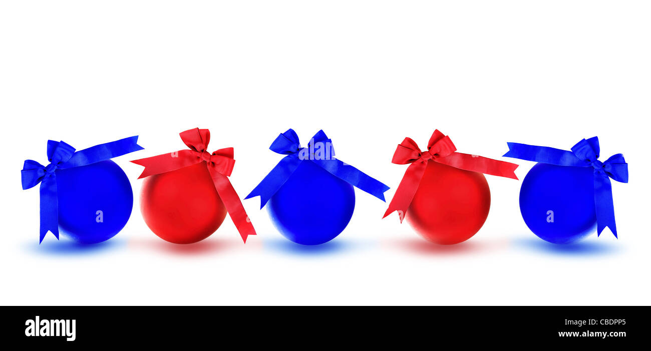 Boules rouges et bleues avec des arcs, des ornements d'arbre de Noël et des décorations de noël isolé sur fond blanc Banque D'Images
