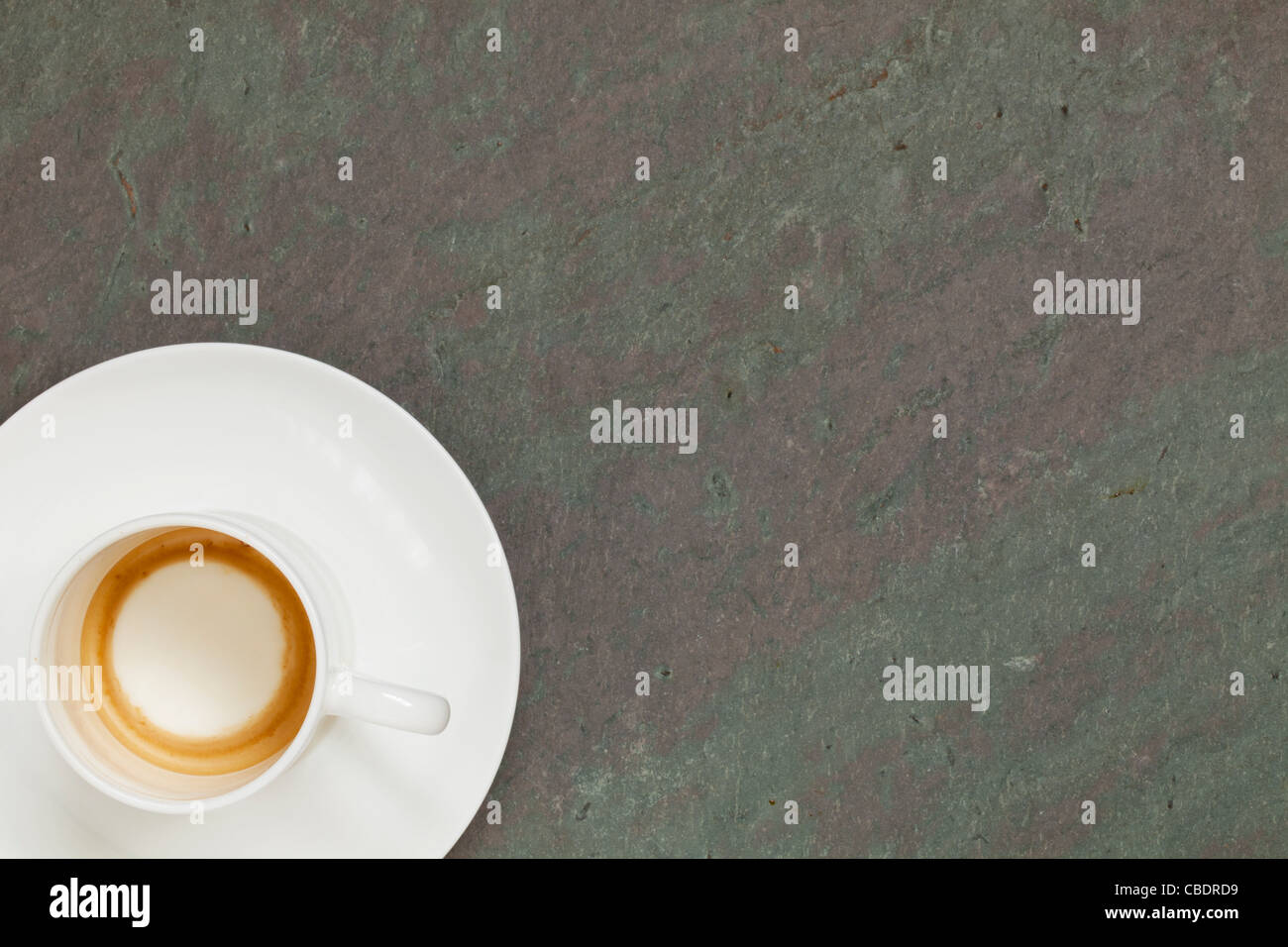 La Chine blanche vide tasse de café espresso sur ardoise table en pierre Banque D'Images