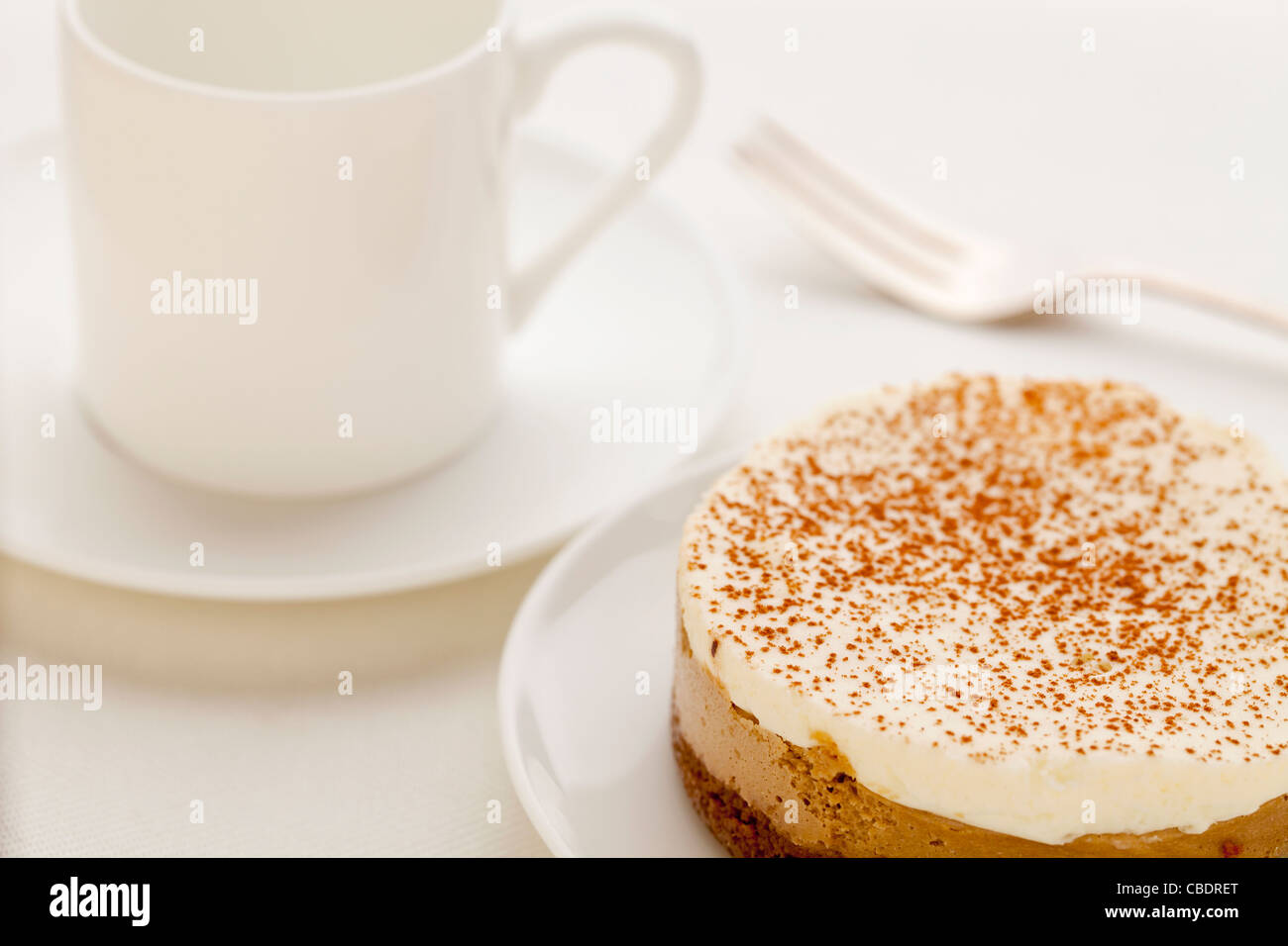 Une table ronde sur le Gâteau moka plaque avec une tasse à café expresso Banque D'Images