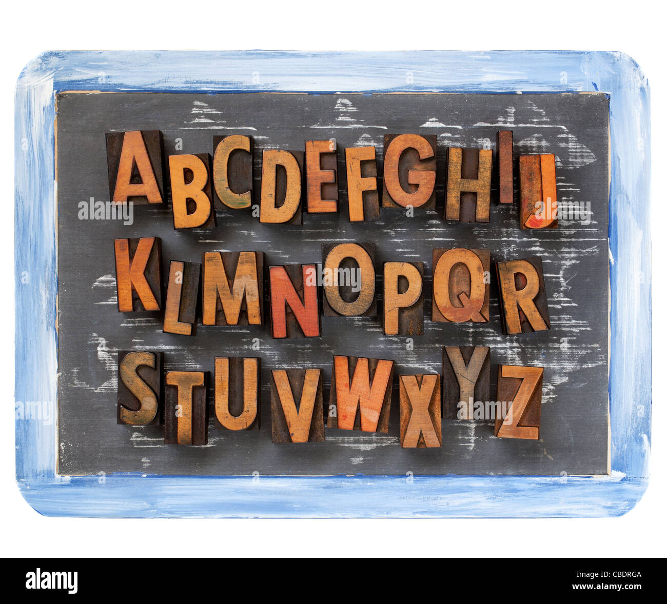 Alphabet anglais - typographie vintage bois blocs sur un petit tableau noir ardoise avec texture rugueuse et craie cadre bleu Banque D'Images