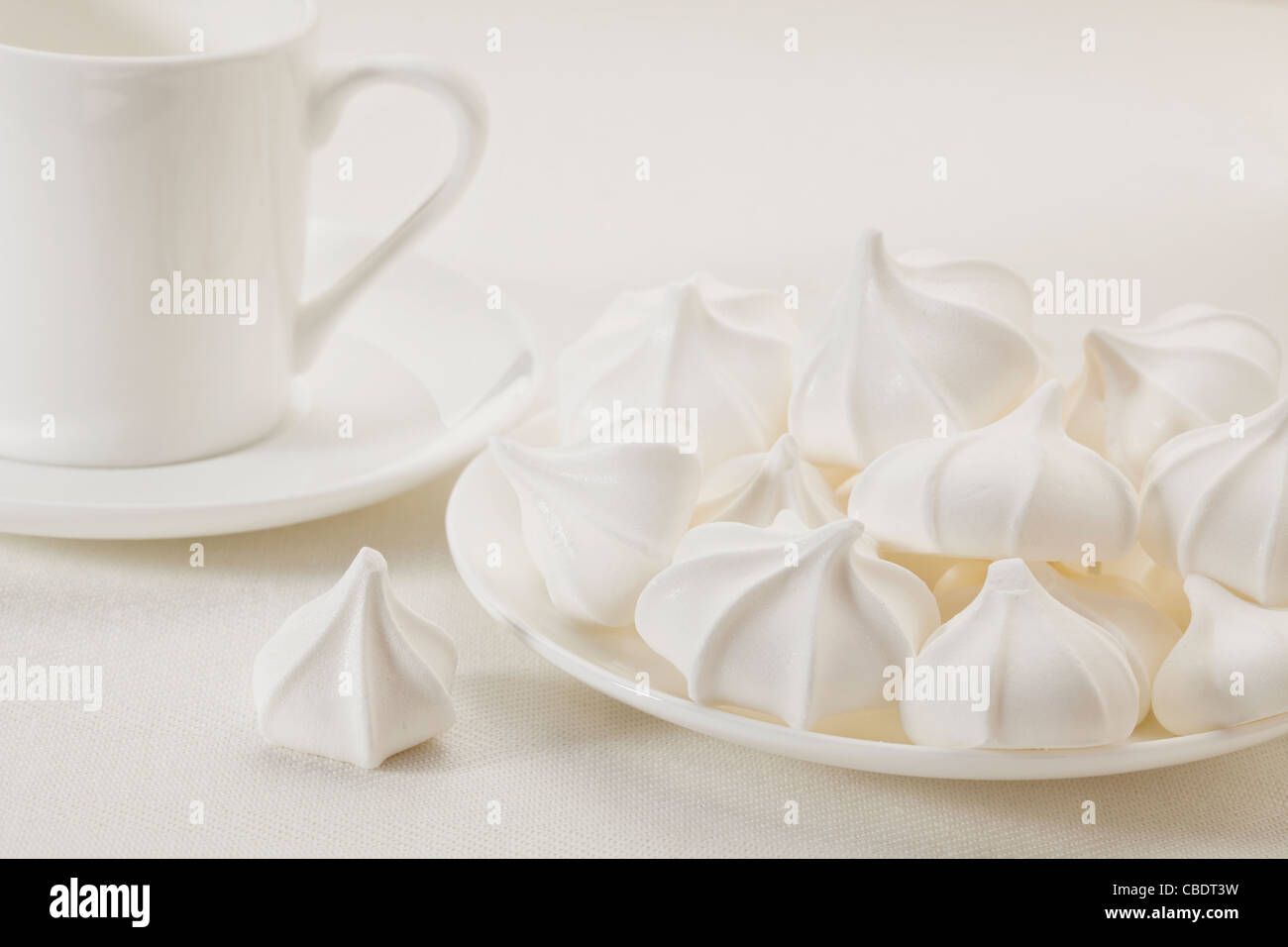 Assiette de cookies meringue et Espresso Coffee cup sur nappe blanche Banque D'Images