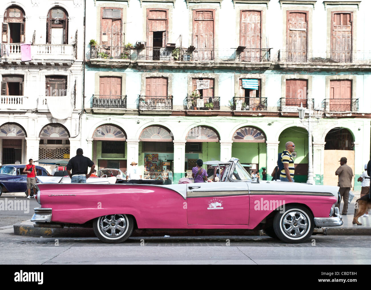 Pink vintage car dans une rue de La Havane Banque D'Images
