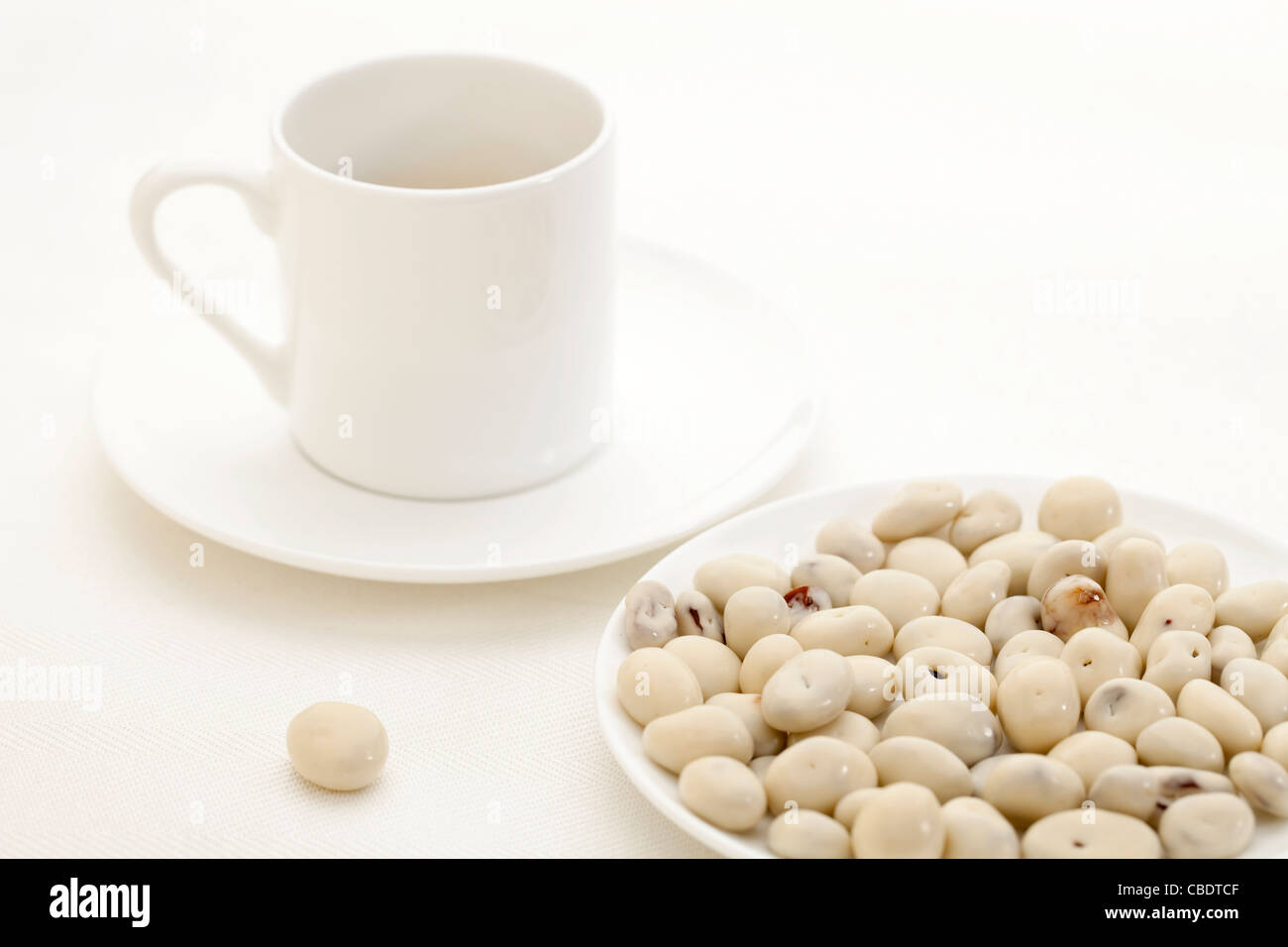 Raisins Yogourt collation et café espresso cup contre nappe blanche Banque D'Images