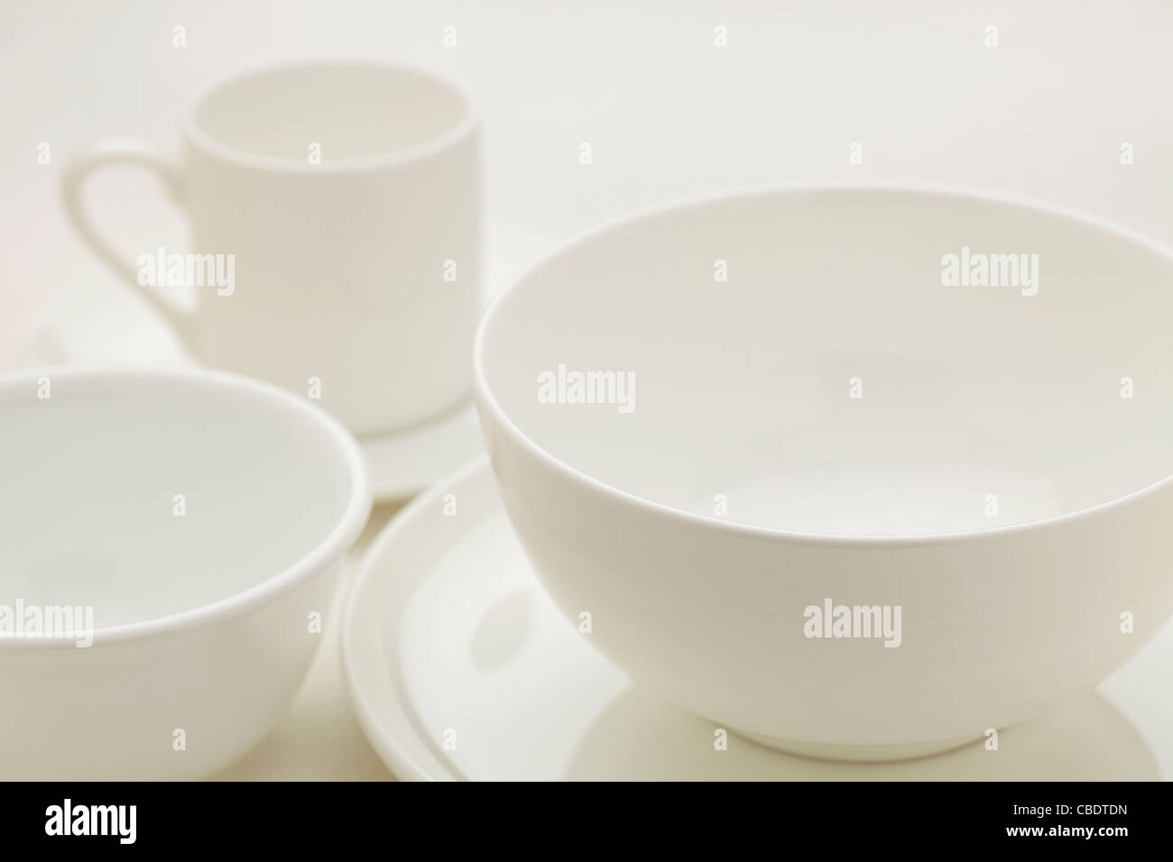 La Chine blanc bols et tasse à café, selective focus abstract Banque D'Images