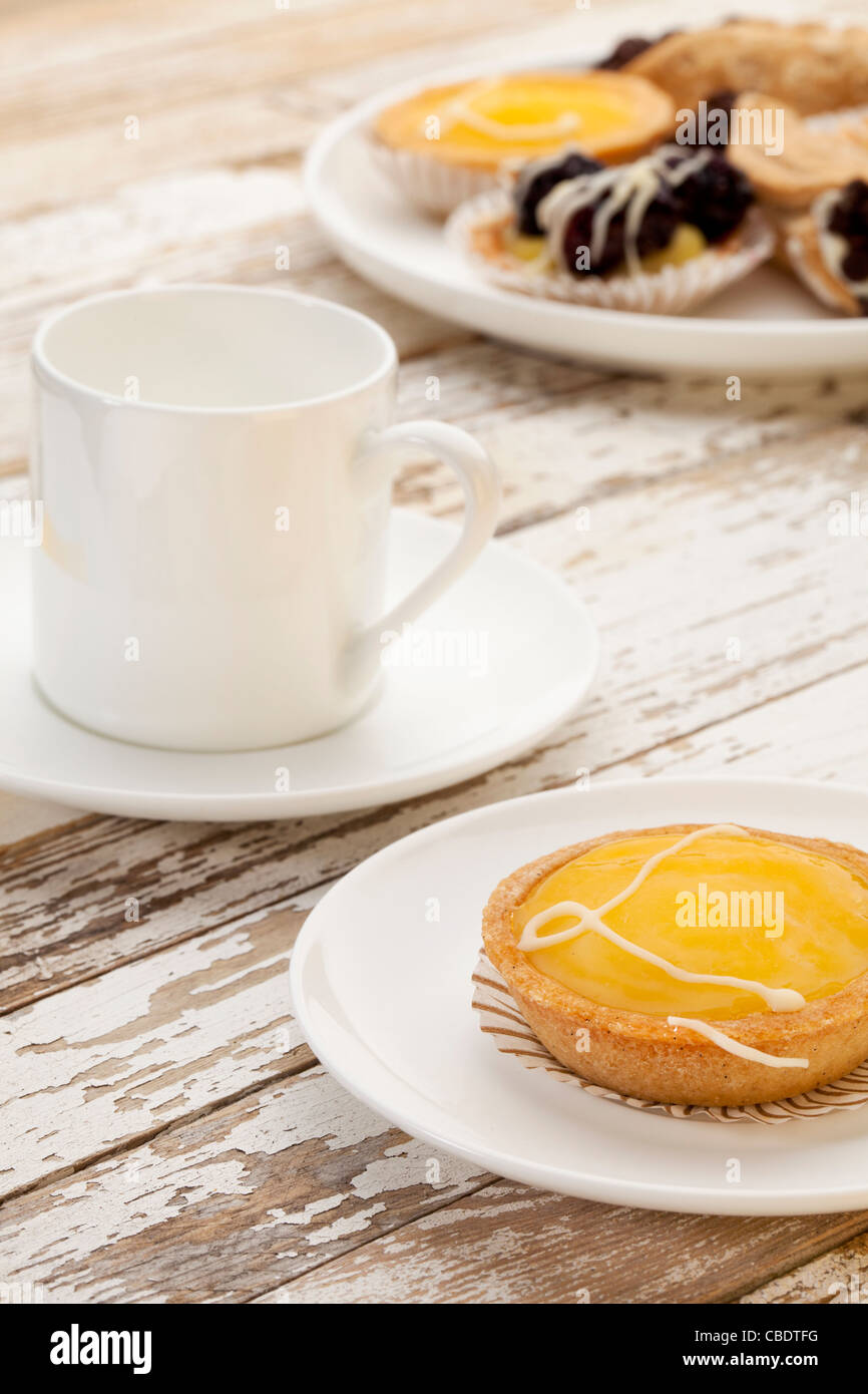 Mini tartelette citron et espresso café sur une table en bois rustique Banque D'Images
